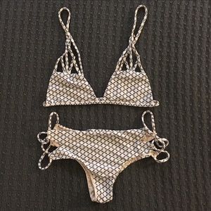 Acacia top and bottom set in rare diamond print